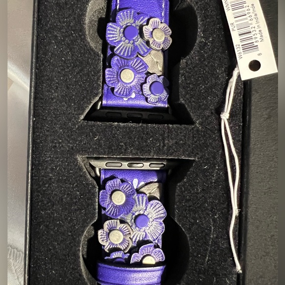 Coach Leather Tea Rose Apple Watch Strap Purple - Picture 2 of 6